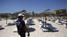Po teroru v Sousse na tuniských plážích hlídkují tuniští policisté i vojáci.