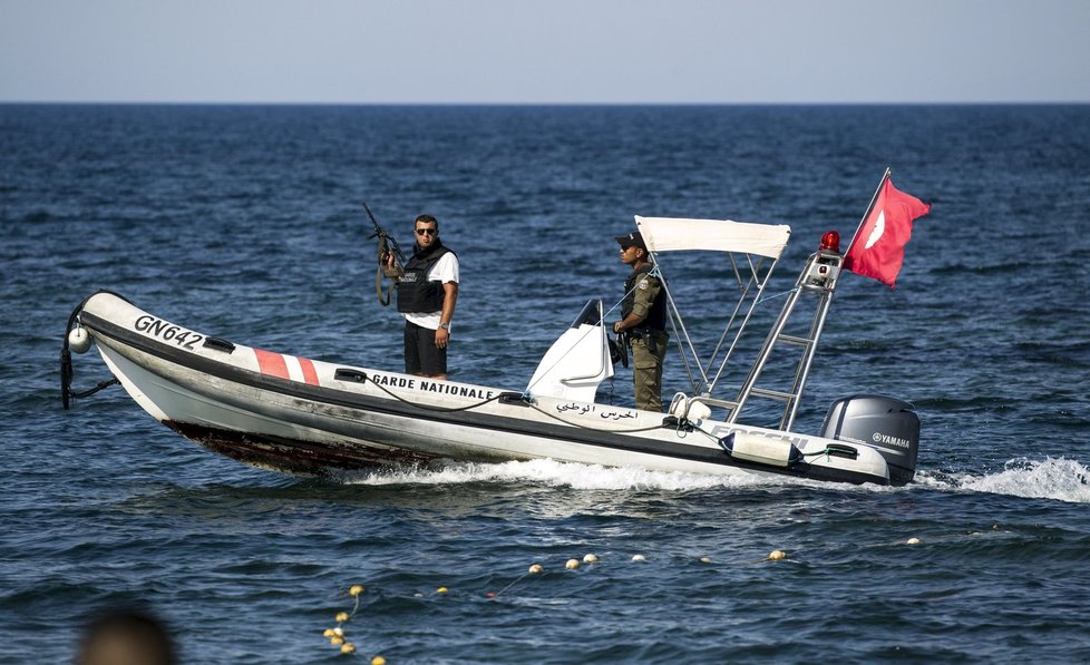 Po teroru v Sousse na tuniských plážích hlídkují tuniští policisté i vojáci.