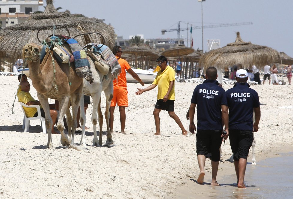 Po teroru v Sousse na tuniských plážích hlídkují tuniští policisté i vojáci