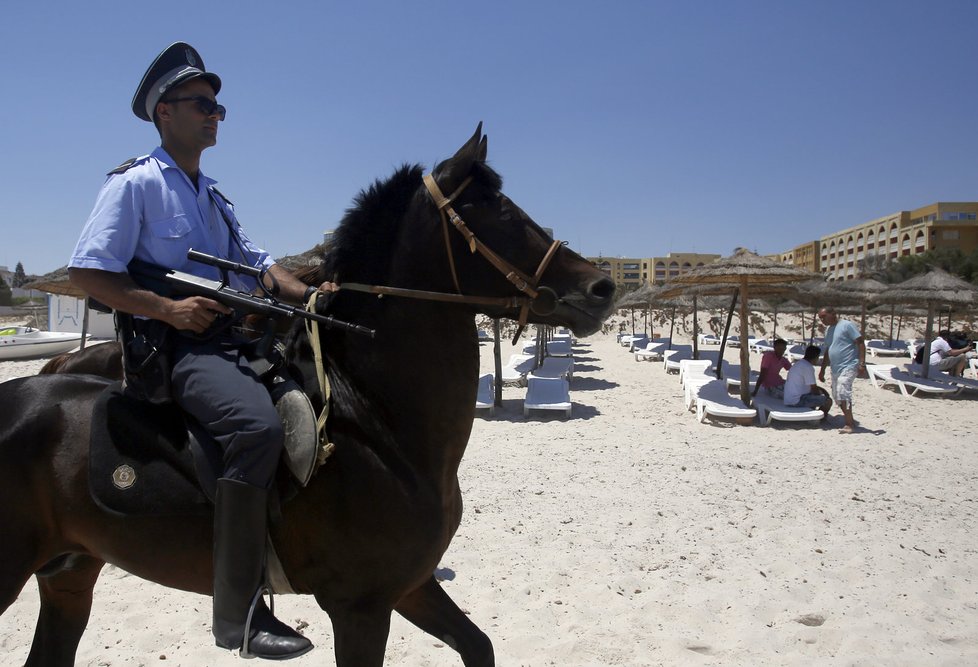 Po teroru v Sousse na tuniských plážích hlídkují tuniští policisté i vojáci.