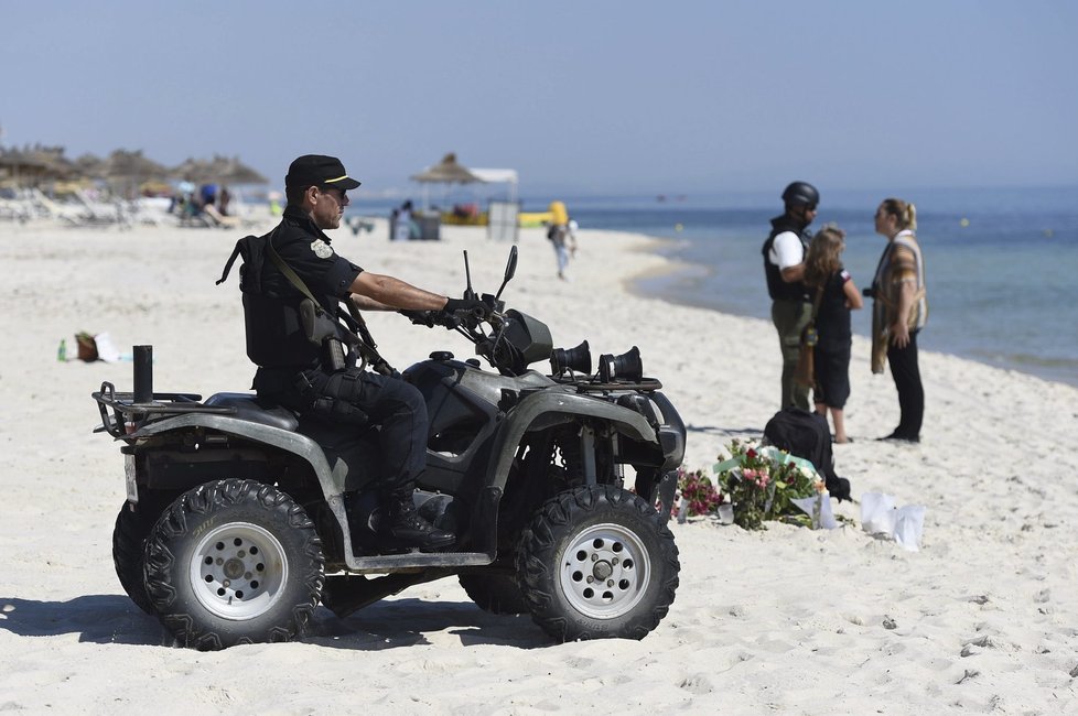 Po teroru v Sousse na tuniských plážích hlídkují tuniští policisté i vojáci.