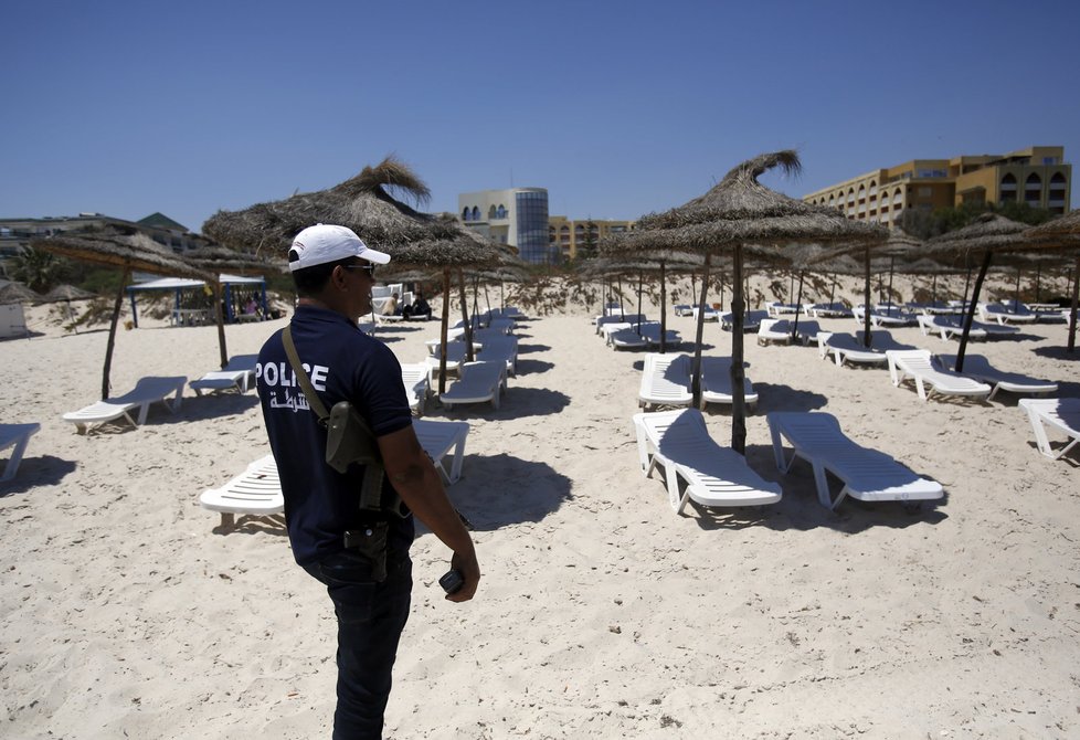 Po teroru v Sousse na tuniských plážích hlídkují tuniští policisté i vojáci.