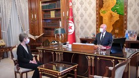 Nová tuniská premiérka Nadžla Búdinová přebírá zemi v krizi, (30.09.2021).