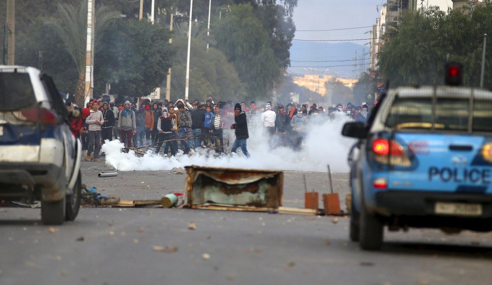 Tunisko vyhlásilo kvůli nepokojům noční zákaz vycházení.