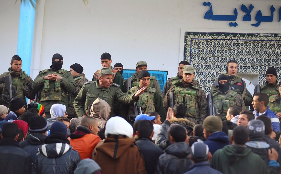 Tunisko vyhlásilo kvůli nepokojům noční zákaz vycházení.