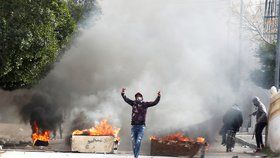 V Tunisku zadrželi 18 lidí během protestů, které vypukly v reakci na smrt novináře, jenž se upálil kvůli špatným životním podmínkám. (26.12.2018)