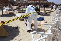 Kvůli hrozbě teroru balí v Tunisku po Britech i Dánové. Češi turisty nestahují
