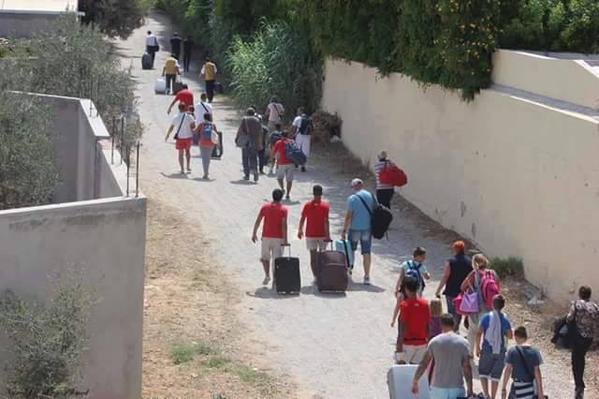 Turisté opouštějící po masakru tuniské Sousse