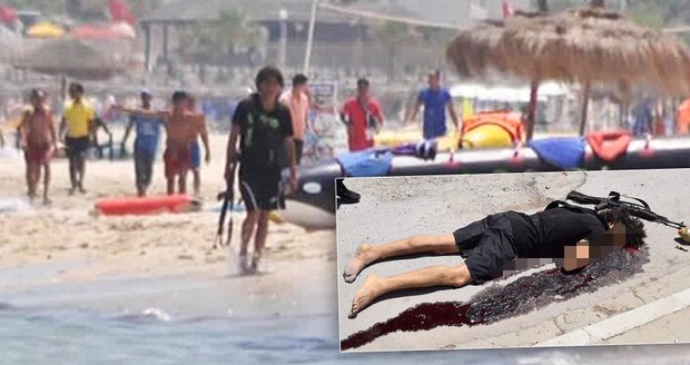 Kalašnikov v ruce a po kapsách granáty: Video zachytilo tuniského vraha, když po masakru utíkal z pláže