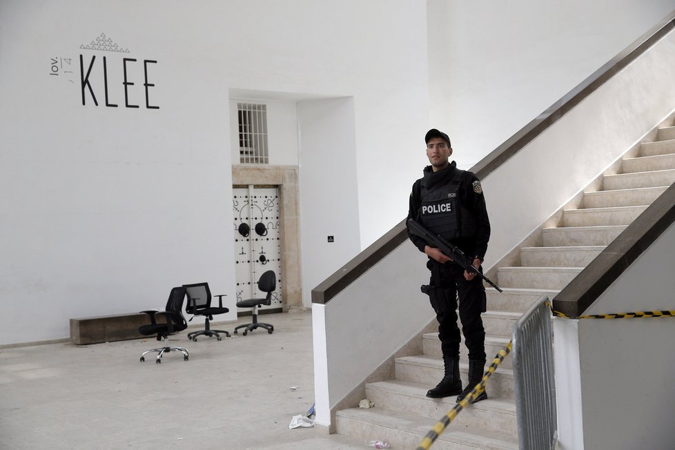 Místo teroristického útoku v centru Tunisu: Teroristé vraždili v muzeu.