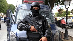 Tuniské úřady zatkly přes 20 podezřelých z útoku na turisty.