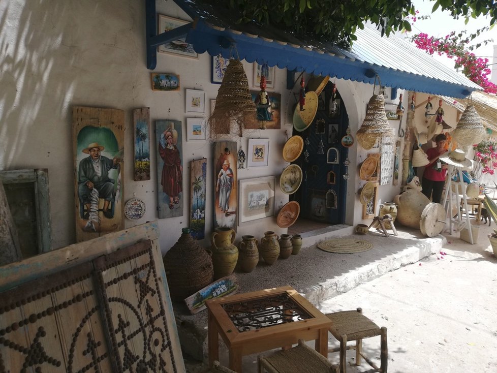 Na Djerbě najdete i řadu obchůdků, některé provozují francouzští přistěhovalci.