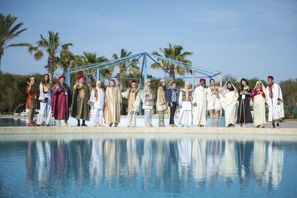 Svatební veselí v tradičních tuniských kostýmech se odehrává i uprostřed moderně vybavených hotelových prostor.