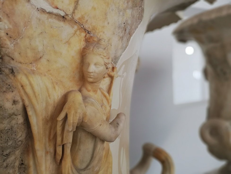 Zdobené nádoby v Národním muzeu Bardo si zaslouží blízké prozkoumání.