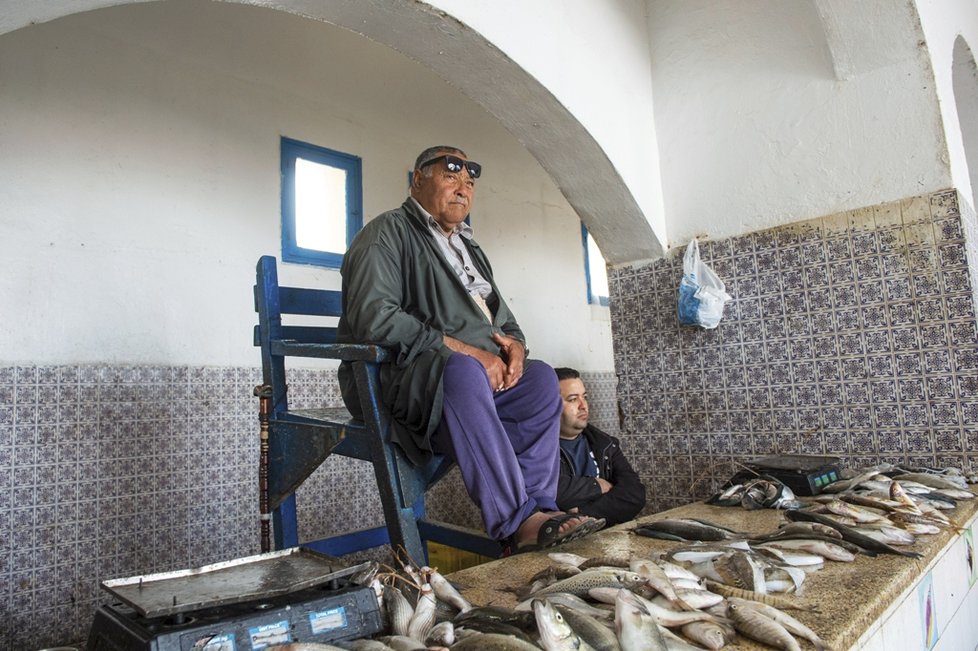 Rybí aukce je jednou ze zvyklostí, na které na místních trzích na Djerbě s určitostí narazíte.