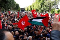 Frustrovaní Tunisané vyšli do ulic. „Saíde, odstup,“ vzkazují prezidentovi