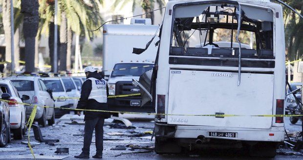 Útočník s nožem unesl autobus a vjel s ním do davu: Osm mrtvých, desítky zraněných