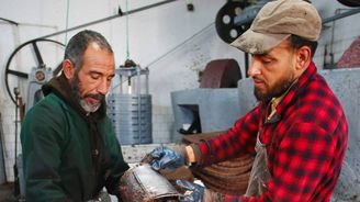 Italové se bojí o svůj klenot. Trh s tekutým zlatem zaplavují Tunisané i barvené fejky Italové se bojí o svůj klenot. Trh s tekutým zlatem zaplavují Tunisané i barvené fejky