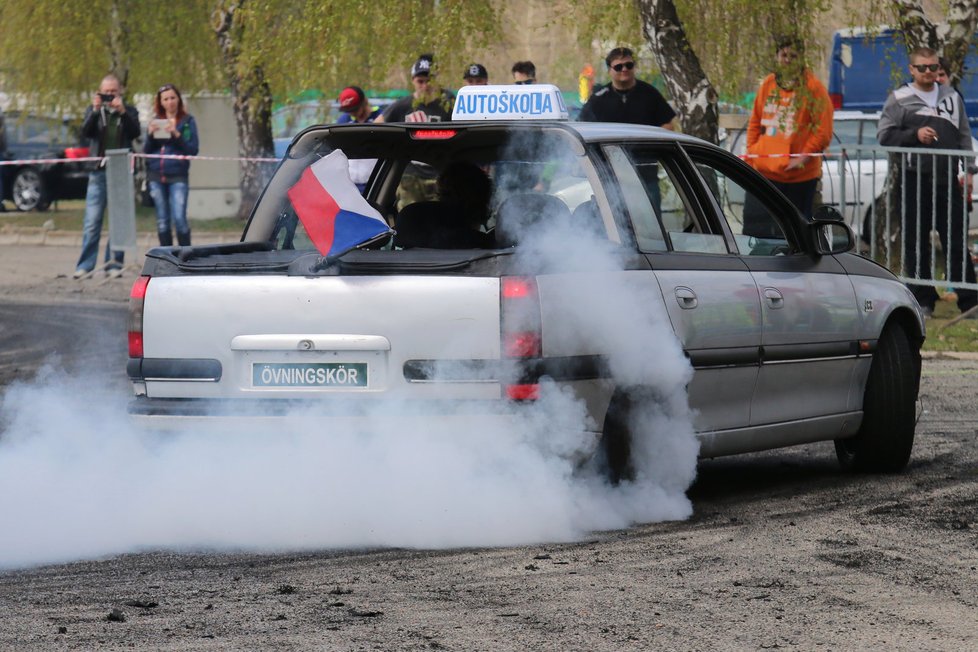 Zápach spálených pneumatik byl cítit hlavně u driftování. Divákům to ale vůbec nevadilo.