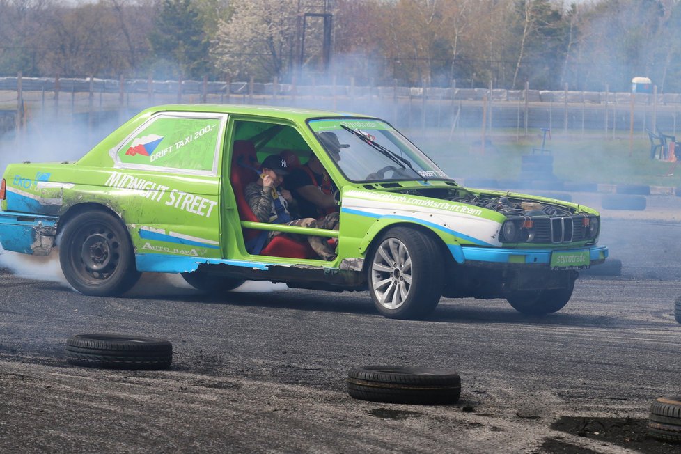 Zápach spálených pneumatik byl cítit hlavně u driftování. Divákům to ale vůbec nevadilo.