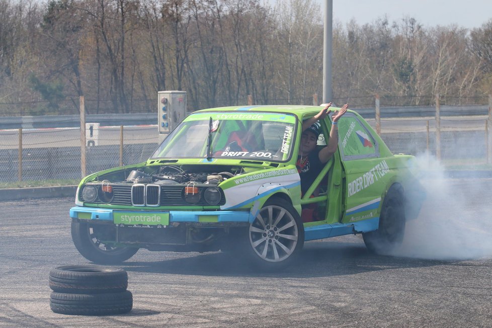 Zápach spálených pneumatik byl cítit hlavně u driftování. Divákům to ale vůbec nevadilo.