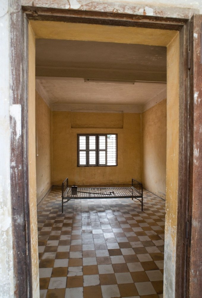Dnes se můžete do věznice Tuol Sleng podívat a připomenout si hrůzy totalitního režimu.