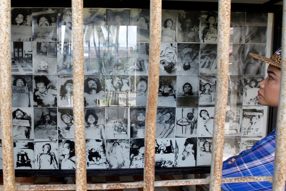 Fotografie vězňů visí na zdech věznice.