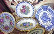 Čelně je jeden z nejstarších malovaných talířů Boženy Kovaříkové.