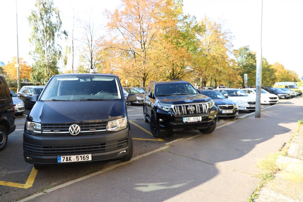 V Tupolevově ulici zasahují policisté kvůli mladíkovi, který se zavřel v bytě a vyhrožuje jim nožem. (28. října 2021)