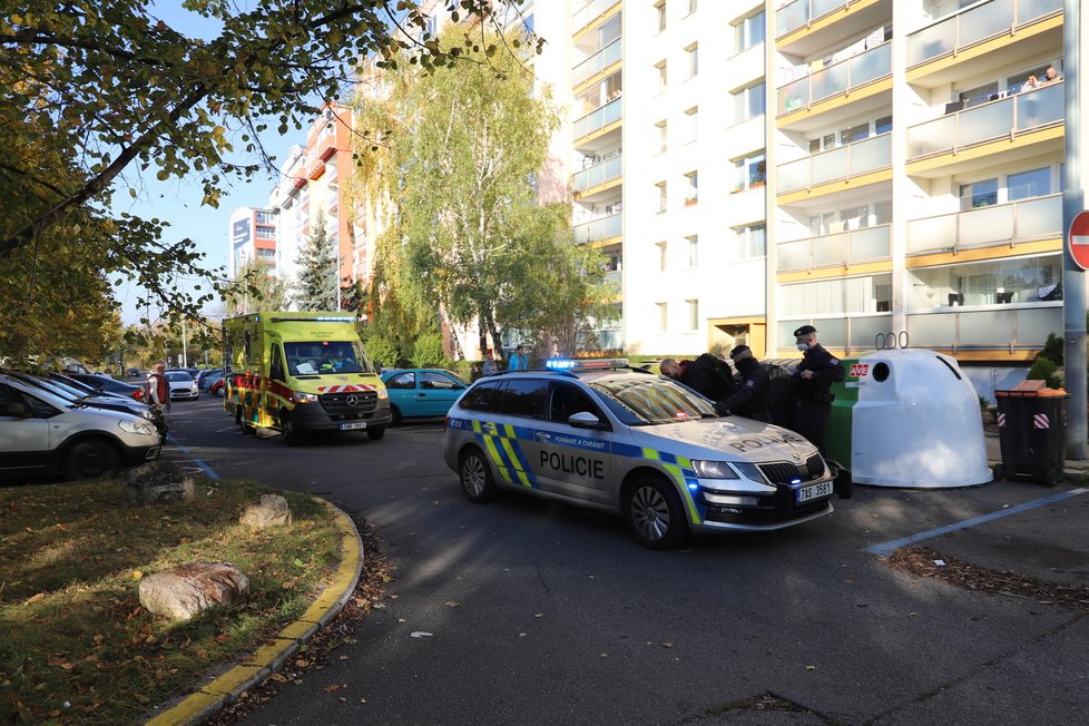 V Tupolevově ulici probíhal zásah policistů kvůli mladíkovi, který se zavřel v bytě a vyhrožoval jim nožem. Nakonec byl zadržen. (28. října 2021)