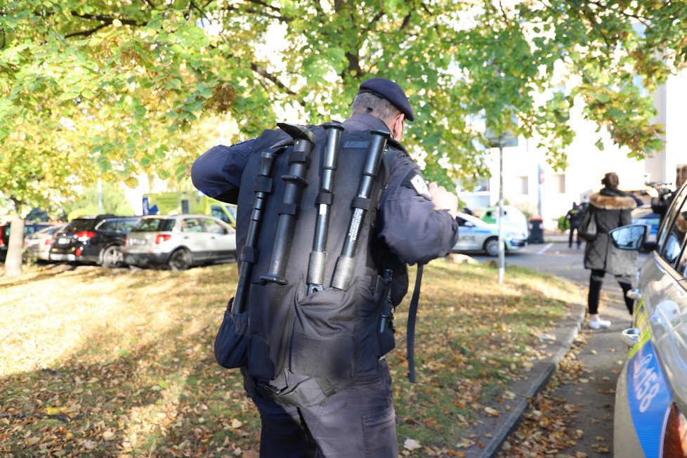 V Tupolevově ulici probíhal zásah policistů kvůli mladíkovi, který se zavřel v bytě a vyhrožoval jim nožem. Nakonec byl zadržen. (28. října 2021)