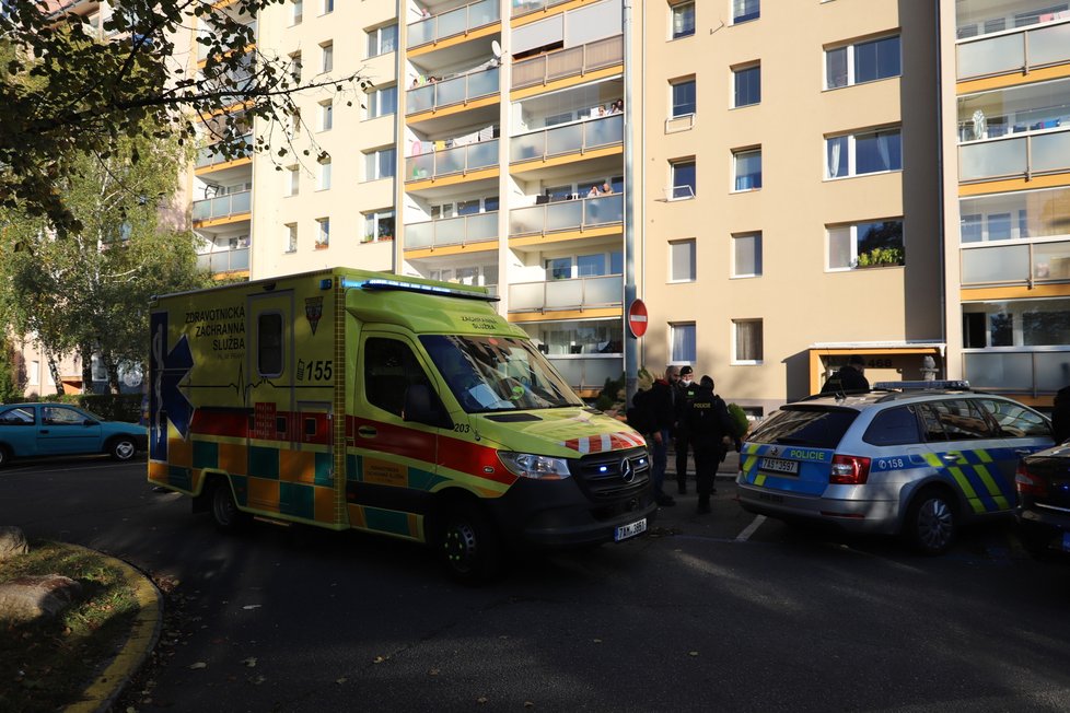 V Tupolevově ulici probíhal zásah policistů kvůli mladíkovi, který se zavřel v bytě a vyhrožoval jim nožem. Nakonec byl zadržen. (28. října 2021)