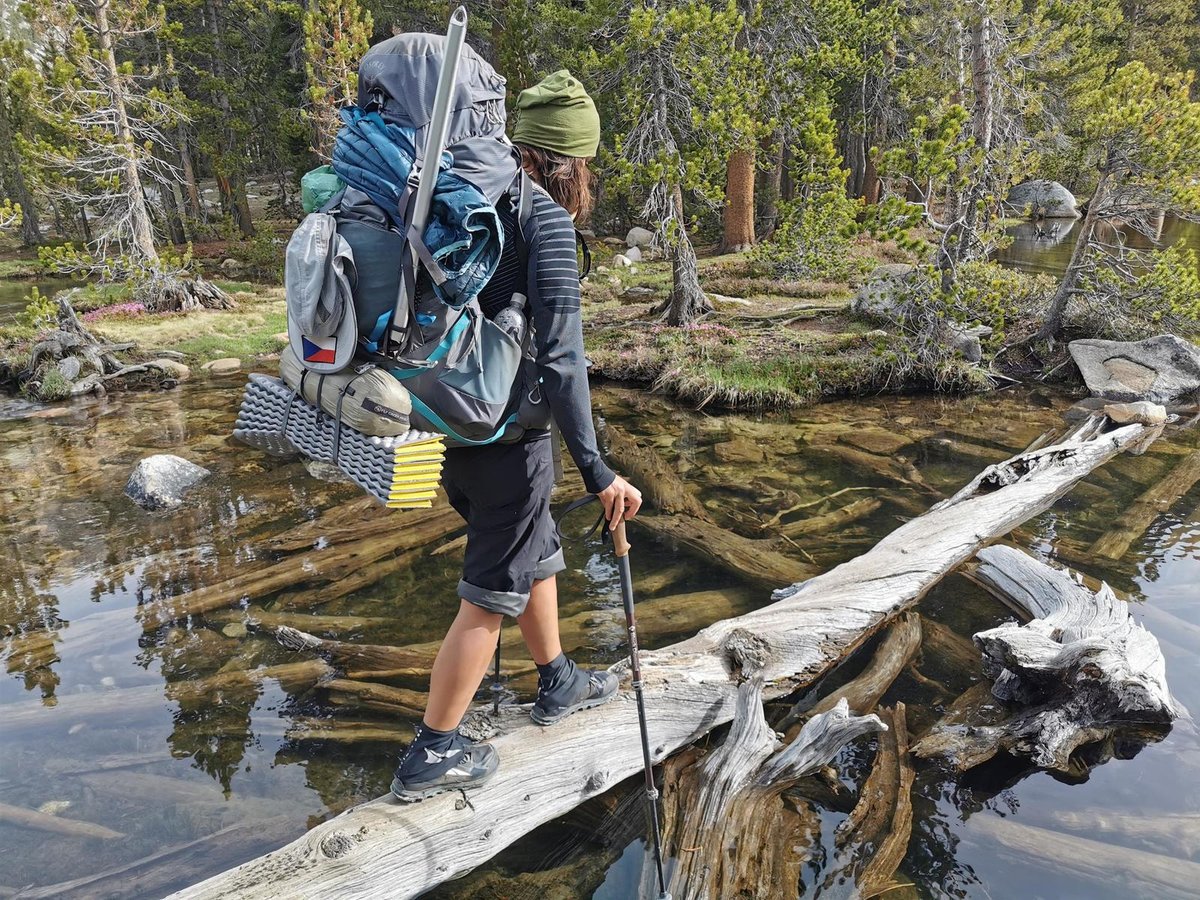 Byť se mnoha věcí zbavila, batoh vážil 20 kg. Třeba při přechodu potoků musela dát pozor, aby ji nepřevážil.