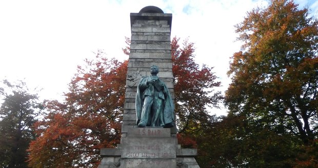 V místě zvaném Výhledy nedaleko Klenčí pod Čerchovem je nadživotní socha spisovatele J. Š. Baara.