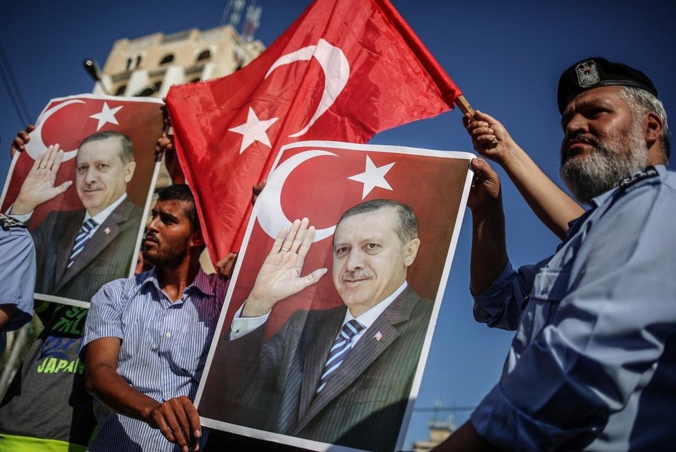 Turci oslavují prezidenta Erdogana, země ustála vojenský puč.