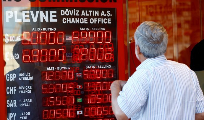 Turecká lira zažívá volný pád