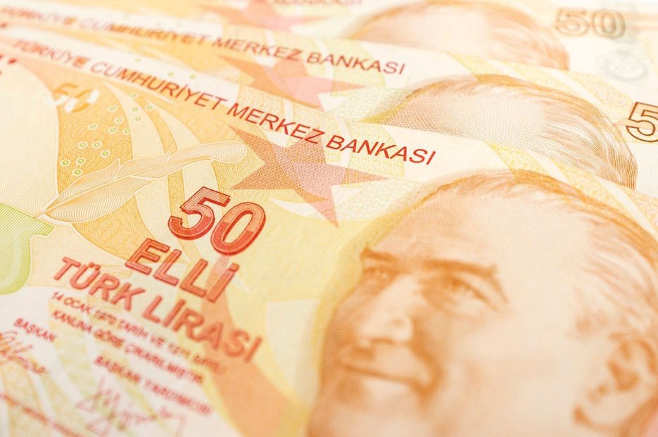 Turecká lira v úterý oslabila o patnáct procent na nové historické minimum.