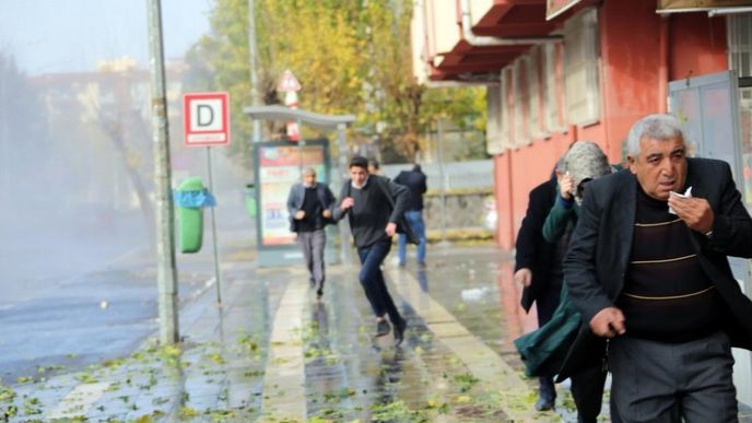 Turecká policie zastřelila dva demonstranty při rozhánění několikatisícové demonstrace v převážně kurdském městě Diyarbakir