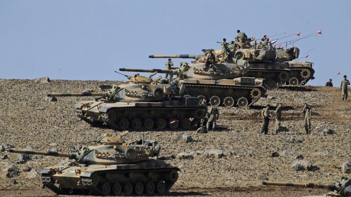 turecké tanky na hranicích Turecka poblíž Kobani