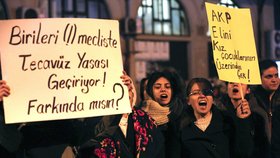 Turecké ženy protestují proti kontroverznímu zákonu na slavném náměstí Taksim v Istanbulu.
