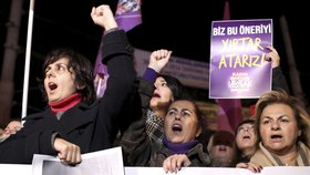 Turecké ženy protestují proti kontroverznímu zákonu na slavném náměstí Taksim v Istanbulu.