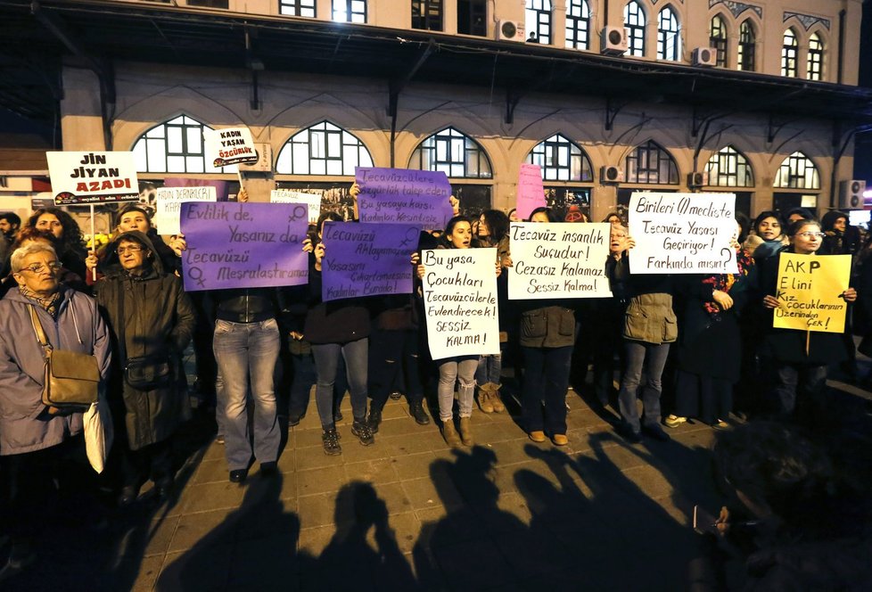 Turecké ženy protestují proti kontroverznímu zákonu na slavném náměstí Taksim v Istanbulu.