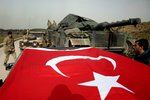 Spojenci Turecka vstoupili do severosyrského Afrínu, podle prezidenta Erdogana již obsadili polovinu města.