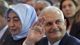 Binali Yildirim po svém zvolení do čela turecké vládní strany AKP. Na snímku i manželka Semiha