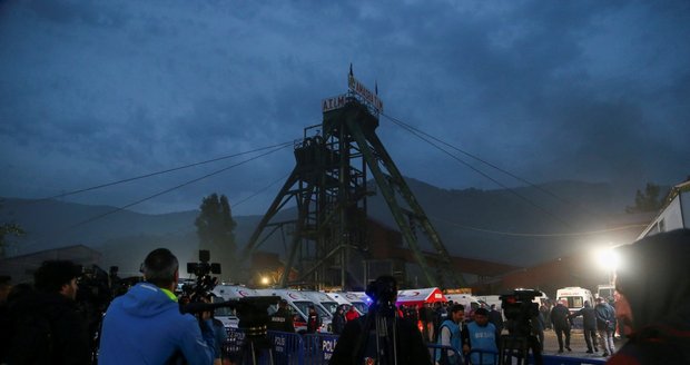 Obří požár v dole má 27 obětí. Těla horníků našli 100 metrů pod zemí, udusili se