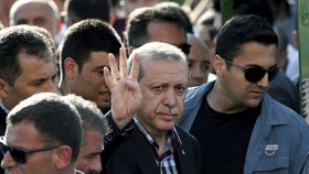 Erdogan truchlil a slíbil pomstu: Chceme hlavy pučistů, skandoval dav.