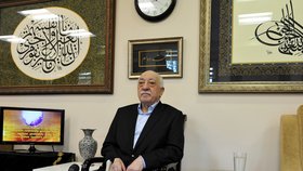 Islámský duchovní Fetullah Gulen obvinění z organizování převratu odmítá.