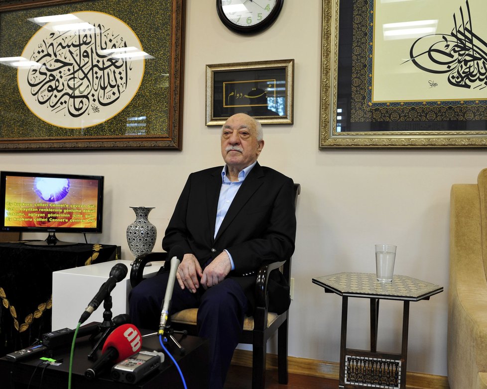 Islámský duchovní Fethullah Gülen obvinění z organizování převratu odmítá.