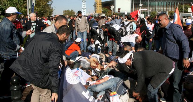 Turecko zná jednoho z atentátníků v Ankaře. Může za smrt 102 lidí Islámský stát?
