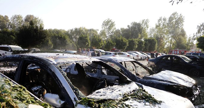 Exploze v tureckém letovisku Antalya poničila několik aut a budov. Nikdo nebyl vážně zraněn.